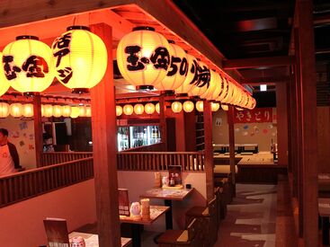 夜は常連さんが店の7割を占めるほどのアットホームなお店★
みんなでワイワイ楽しく働ける！サークルのような人気居酒屋！