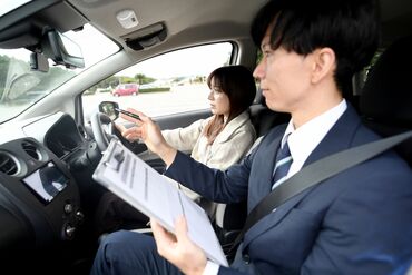 新宿自動車学校 少人数の職場だから、困ったことはすぐ相談OK★
優しい先輩がしっかりサポートします！