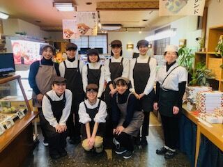 御菓子司 貴餅 履歴書なしで既存の新大生とお店で　仕事の中身、職場の雰囲気など話せる時間を設けています
当日or後日、正式面接を行います。
