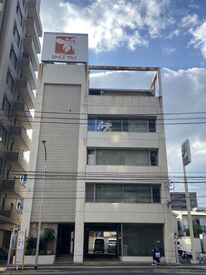 こちらの外観が目印！
隣にはコンビニもあって、お昼ご飯もすぐ購入できるのが嬉しい♪