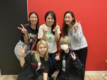 株式会社One Bright 服装・髪色・ネイル・ピアス…ほんまに自由★写っているのは正社員！休憩時間はバイトさん含めみんなでお菓子食べたりします(笑)