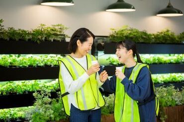 カンタンな軽作業だから未経験でも大丈夫!
わからないことも聞きやすい♪
無料送迎・社員食堂・休暇制度など福利厚生も充実◎