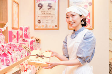 ステラおばさんのクッキー 四日市近鉄店 ≪クッキーの量り売りやギフト商品の販売≫
プレゼントや自分へのご褒美で買いに訪れるお客様が多く、ゆったり幸せな雰囲気♪