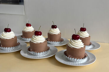 PARIYA　セントラルキッチン ＼PARIYAのパティシエ大募集★／
人気デリカ＆カフェ「PARIYA」の
スイーツ製造をお任せ♪
ゆくゆくは商品開発にも関われます！