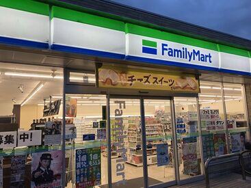 ファミリーマート 焼津水産加工団地口店 改装でより綺麗な店舗に生まれ変わります！
常連さんも多いから、お客さんと仲良くなる機会多め♪
地域との交流が深いお店です◎