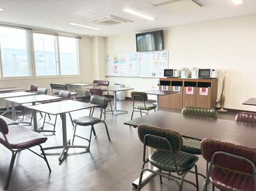 休憩室や男女別個人ロッカーなどの設備も充実しています!!