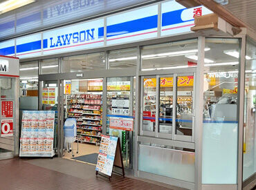 ローソンHA　阪急箕面店【12】 制服はトップスだけ！上からサッと着るだけなので、
出勤したら即準備OK！
ほぼ私服の状態で働けちゃいます♪