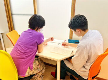 学習塾ライズ 深堀教室 ＼中学生メイン対象に指導♪／
現役学生さん～塾講師経験のある社会人の方など、
幅広い方が活躍中です！