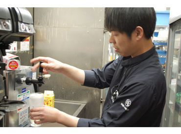 新握一番 イオン三好ショッピングセンター店 シャリは機械で作っています♪
切ってあるネタを乗せたり、海苔を巻いたり。
メニューごとに分担もしているので簡単★