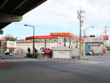 幅広い年代の男女スタッフが活躍中!
ガソリンスタンドを利用したことがなくてもOK!
実際に未経験から始めた方もいます♪