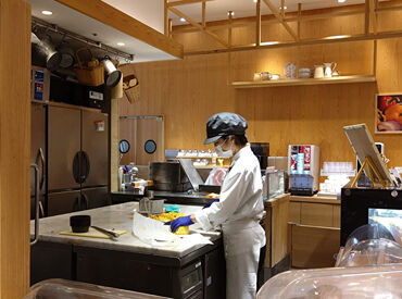 ＼裏方でできるシンプル作業！／
開放的な空間で、新鮮サラダバーや焼き立てパンなど
地元食材の料理が楽しめる贅沢ビュッフェ♪