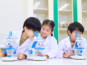栄光サイエンスラボ 勝どき校 生徒の様子を見ながら
実験がうまく進むようサポート♪
