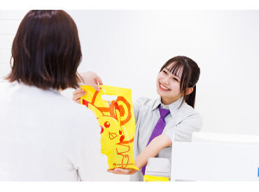 未経験歓迎!マニュアルあり!
接客・バイト自体が初めてでもOK!
お客様の笑顔に出会える瞬間はたからもの♪