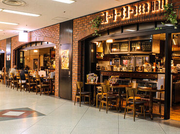 おひとり様から、仕事終わりのグループ様まで、
楽しい笑い声と明るい雰囲気が広がる店内です◎