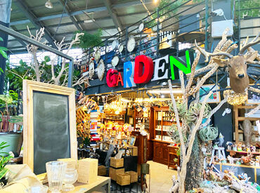 お花をメインに雑貨や食器など
幅広い品ぞろえが好評なお店です♪
働きながら綺麗なお花や、珍しい雑貨に癒されます＊
