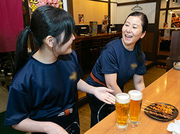 \いらっしゃいませ♪/
まずは笑顔でお客様をお出迎え☆
飲食バイトが初めての方も
当店で無理なくSTART★