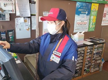 ENEOS 鳥取大通営業所 「ガソスタで働くのが初めて」「資格は持ってるけど、ブランクがある」という方も大丈夫！
先輩が丁寧にサポートします♪