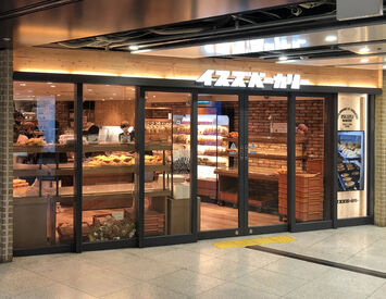 イスズベーカリー　阪神スクラ三宮店 最初はパンの名前を覚えることから♪
ゆっくり段階を踏んでお仕事をお任せするので
未経験の方も安心して始められますよ◎