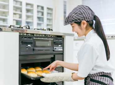 "しあわせをBakeryにのせてお客様にお届け！"
パン好きにはたまらない、
香ばしい匂いに囲まれて働けますよ♪
※画像はイメージ