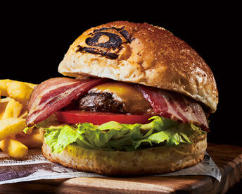 お客様に真心のこもった接客とおいしい商品を提供して、幸せなひと時を感じてもらうお仕事です!