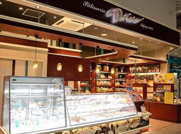 《フジグラン内の店舗》
お仕事終わりに遊んだりお買い物など！
マイカー通勤もOKなので通勤ラクラク♪