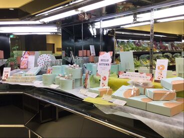 「今の時期のオススメはこちら!」
季節を感じながら、お客様とのお話が楽しい!
対人スキルやラッピング技術も身に付きます◎