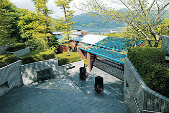芦ノ湖を見下ろす高台にあるホテルです！
空気がキレイで心も穏やかに◎
季節毎に変わる風景も楽しめます♪