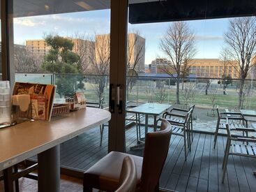 ～公園が目の前にある、キレイなお店～
駅チカ5分♪
近くのオフィスに通う会社員や地元の方に愛されるお店です！