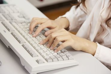 接客はガラス越しなので、感染対策もばっちり！
着席したままのお仕事なので、
自分のペースで落ち着いて取り組めます◎