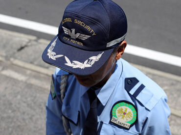 難しい作業ではありません！
経験豊富な先輩と一緒に動きながら、
少しずつ現場の流れや誘導のコツを掴んでいってくださいね♪