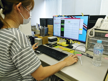 検品や梱包などのコツコツ軽作業♪
未経験の方にも丁寧にお教えします！