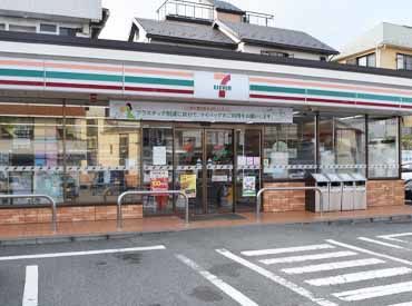 ＜学生さんが多く活躍中！＞
スタッフ同士の仲の良さが自慢です♪
なんでも話せる店長と先輩がいるので、安心してください☆