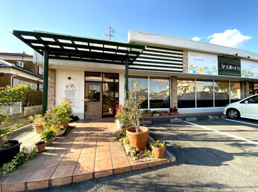 太陽のカフェ 西尾店 ＼スタッフさん大募集／
アルバイトデビューやブランク明けの方も大歓迎！
おしゃれで落ち着いた雰囲気のお店です♪