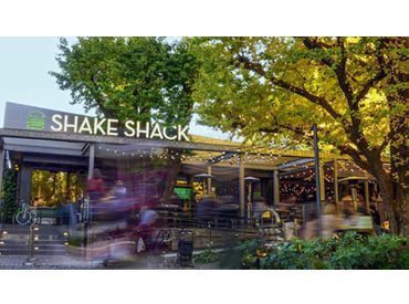 シェイク シャック 外苑いちょう並木店 ★メンバーの仲の良さも魅力！
学生～主婦(夫)の方まで、年齢の壁はありません◎
一緒に"Shake Shack"体験をお届けしましょう！