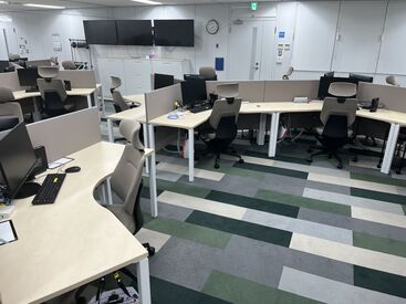 服装もオフィスカジュアルの範囲なら自由です◎ネイルもOK!
※画像はイメージ