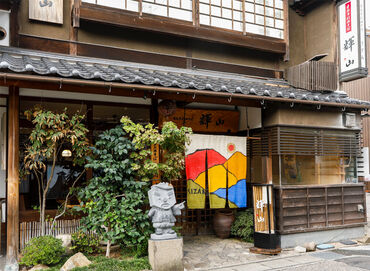 輝山（きざん） 辰鼓楼が目の前にある蕎麦専門店＊゜
“白そばと黒そばの食べ比べ”ができます♪
お仕事終わりには美味しいまかないあり！