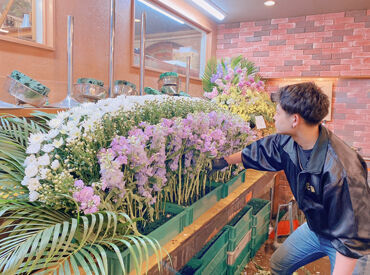 ＜配送から祭壇・スタンド花の作成・設営まで＞
人の節目に寄り添う花の仕事だからこそ、
大きなやりがいを感じられます！