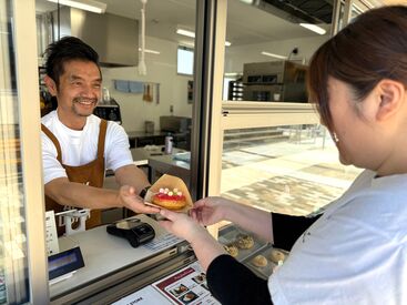 OPEN SPACE  Pool Side Kitchen　※2025年4月NEW OPEN/株式会社ハヤブサ 昨年4月にオープンしたばかり！
料理・接客・空間づくりを通じて、お客様の“唯一無二の体験”を生み出せる仕事です。