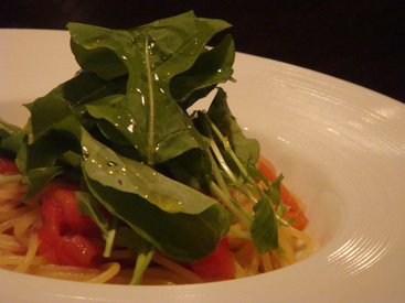 お酒に詳しくなくても大丈夫。
オーダー取りや簡単なお酒作りが中心です。
先輩が丁寧に教えるので未経験でも安心スタート◎