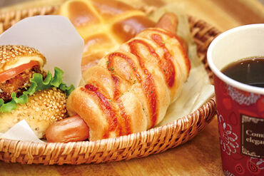 パンの並べ方もこだわって…
そんな工夫も楽しいお仕事です◎
あなたもパン屋さんで働いてみませんか?