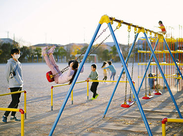 舞浜小学校地区児童育成クラブ 未経験/無資格の方も安心◎
こどもたちと一緒に遊ぶことからスタート！
元気なこどもたちと過ごすと
スタッフまで笑顔になれます