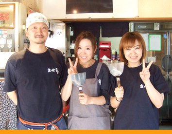 もんじゃ・お好み焼きの専門店！"浅草らしい"活気のある雰囲気が魅力的です♪バイトデビューから活躍しているSTAFF多数★