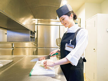 初めてのバイトでも先輩達が教えてくれますし、きちんと研修もご用意◎初バイトにもってこいの「やよい軒」でスタートしよう！
