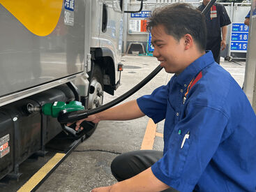 国道沿いに面しているガソリンスタンド♪
お客様は優しい方ばかりなので安心して働ける環境ですよ◎