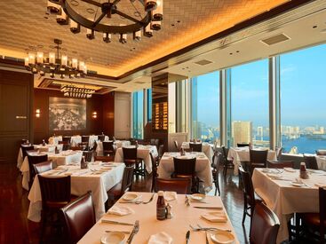 厳選された肉を28日間じっくり熟成、高温のオーブンで一気に焼き上げる極上ステーキは世界中のグルメが絶賛する一皿なんです!