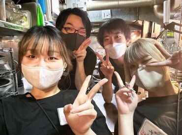 炭火と博多 もつ鍋 三九 仲の良さがとにかく自慢!
頼れる先輩達だから未経験の方も
安心して下さいね!
楽しく働けて、新しい友達もできますよ♪