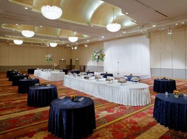 ＜20～40代活躍中＞
接客経験がなくても大丈夫！
最初は先輩が丁寧にフォローします！
社員割引や従業員食堂等も充実◎
