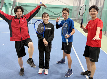 テニススクール・ノア 大阪阿波座校 生徒さんは4歳～70代後半まで
幅広い年代の方が在籍中！
スキルや希望に合わせて
ジュニアor一般クラスをお任せします◎