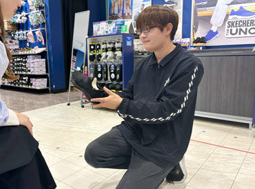 ＜靴への興味は入ってからでも間に合う！＞
未経験さん多数！
足に関わるアイテムなので、スポーツや健康に興味がある方もぜひ☆