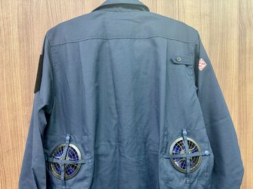 写真のような空調服の支給があります！
できるだけ涼しく働いてもらえるように配慮してます♪